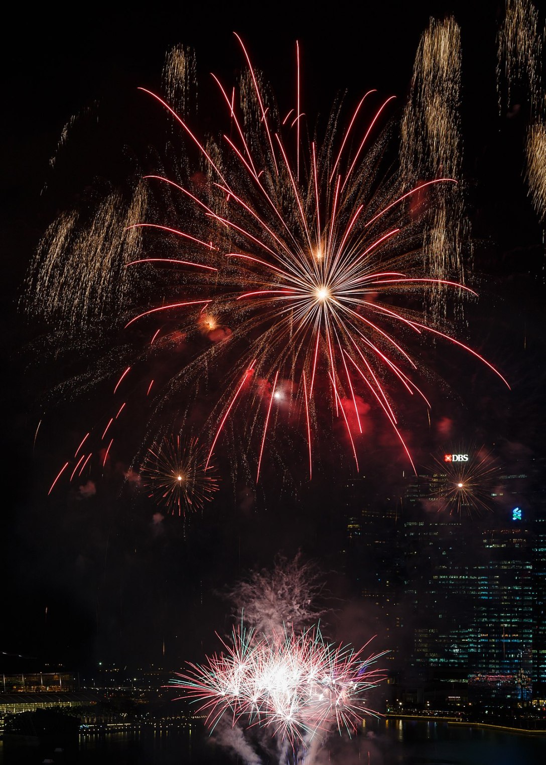 1200px-marina-bay_singapore_firework-launching-cny-2015-07